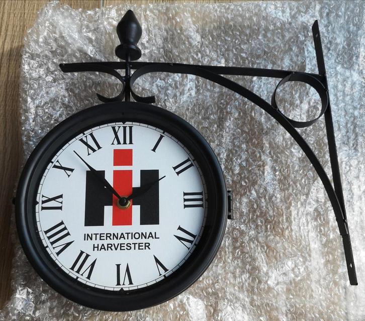 Dubbelzijdige INTERNATIONAL HARVESTER stationsklok
33 x 33cm, Verzamelen, Merken en Reclamevoorwerpen, Nieuw, Gebruiksvoorwerp