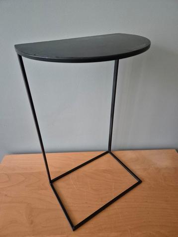 Halfrond bijzettafeltje, plantentafeltje van zwart staal.