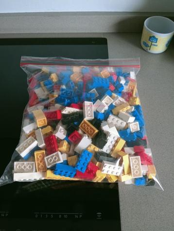 Zak met 750 gram Lego basisblokken beschikbaar voor biedingen