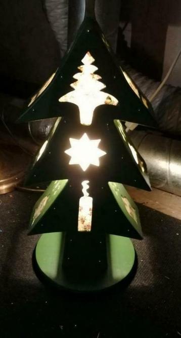 Houten lamp in de vorm van een kerstboom. 52 cm hoog.Werkend beschikbaar voor biedingen