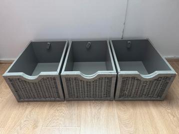 Grijze manden hout met rotan 3 stuks beschikbaar voor biedingen