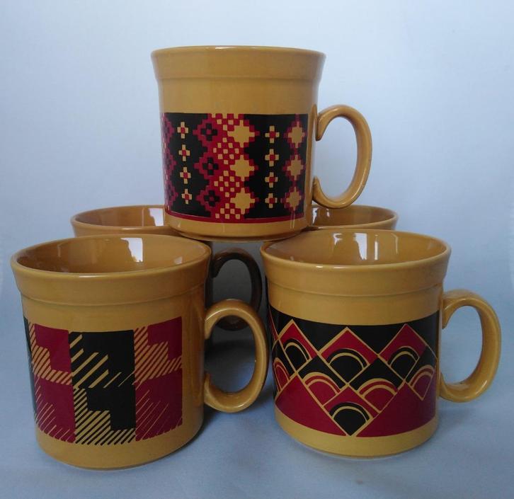 Mary Quant (Staffordshire Potteries) - 5 retro bekers, Huis en Inrichting, Keuken | Servies, Zo goed als nieuw, Kop(pen) en/of Schotel(s)