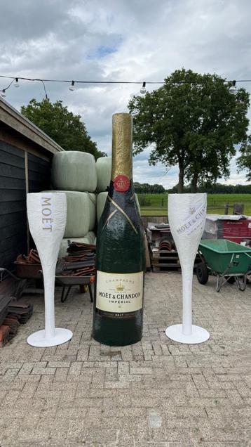 Champagnefles en glazen feestversiering beschikbaar voor biedingen