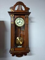 mooie gave antieke wandklok met bim bam en sleutel, Huis en Inrichting, Woonaccessoires | Klokken, Ophalen of Verzenden, Wandklok