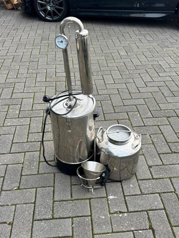 Distilleerapparaat met accessoires beschikbaar voor biedingen