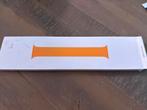 Apple Watch Band 45mm Marigold Solo Loop Maat 4 - Nieuw, Ophalen of Verzenden, Nieuw, Telefoonhanger of Accessoire, Apple iPhone