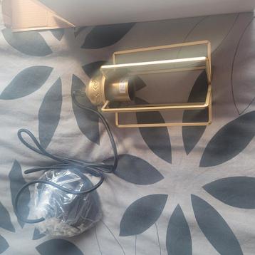 Nieuwe hanglamp 

Blokker  goudkleur  beschikbaar voor biedingen