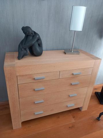 Nieuwstaat houten ladekast beschikbaar voor biedingen