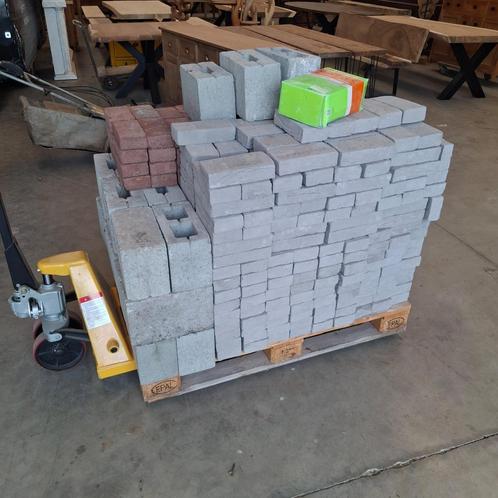 Volle pallet betonstenen – grijs + rood + holle blokken – €1, Doe-het-zelf en Verbouw, Metselstenen, Nieuw, Bakstenen, Ophalen