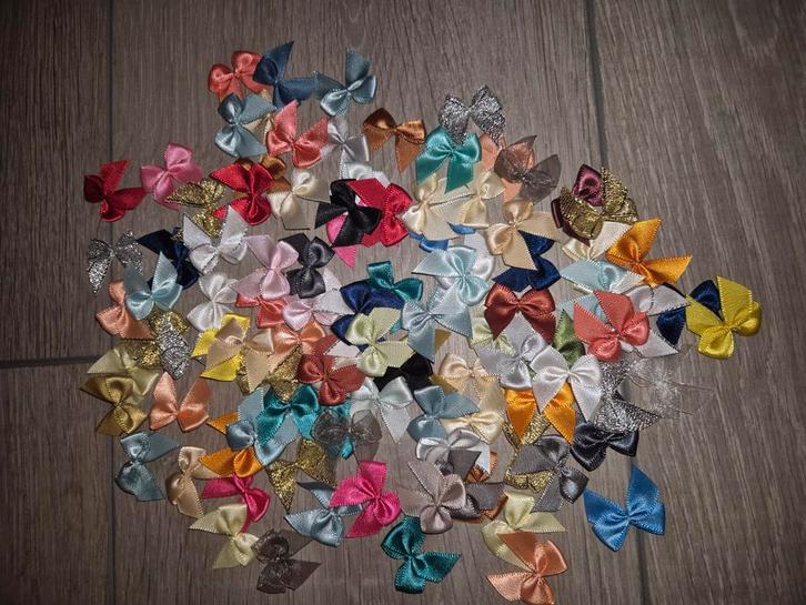 Satijnen Strikjes - 2.5 cm 100 stuks, Hobby en Vrije tijd, Kledingapplicaties en Hotfix, Nieuw, Overige applicaties, Ophalen of Verzenden