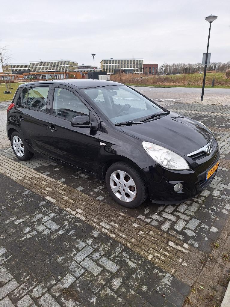 nieuwe APK tot 21-04-2027 / Hyundai i20 1.4 5-DRS 2009 Zwart, Voorwielaandrijving, 450 kg, 40 €/maand, Zwart