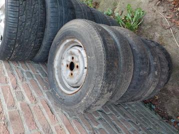 Aanhanger banden beschikbaar voor biedingen