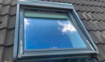 Velux dakraam SK06 incl rolgordijn en elektrisch rolluik beschikbaar voor biedingen