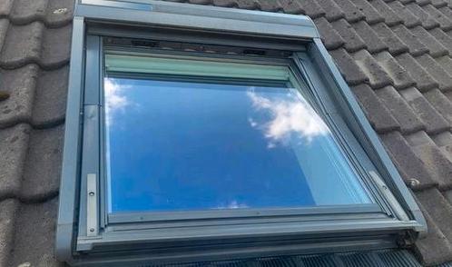 Velux dakraam SK06 incl rolgordijn en elektrisch rolluik, Doe-het-zelf en Verbouw, Glas en Ramen, Zo goed als nieuw, Dakraam, 80 tot 120 cm
