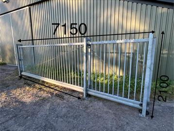 Stalen vrijdragende schuifpoort met hekwerken en staanders beschikbaar voor biedingen