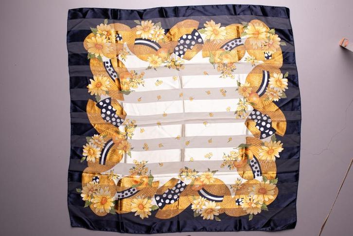 NIEUWE Zijden sjaaltjes, verschillende motieven, kado tip, Kleding | Dames, Mutsen, Sjaals en Handschoenen, Nieuw, Sjaal, Maat 46/48 (XL) of groter