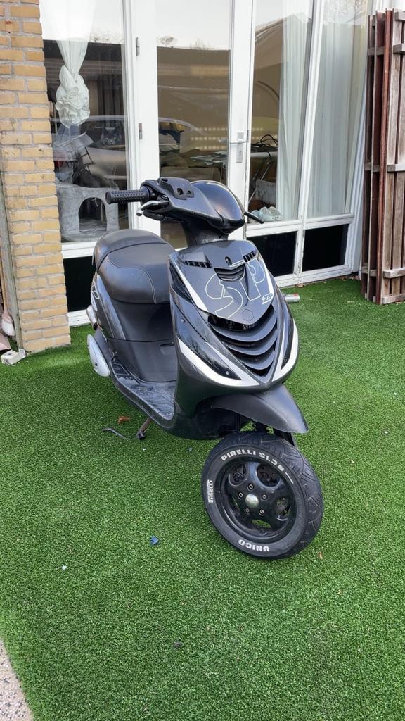Zip 2000 50cc op brom, Fietsen en Brommers, Scooters | Piaggio, Gebruikt, Zip, Maximaal 45 km/u, Tweetakt, Ophalen of Verzenden