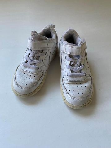 Leuke witte Nike sneakers (26)  beschikbaar voor biedingen