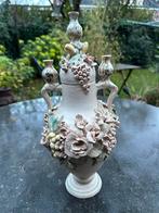 Klassieke keramieken vaas met bloemen en fruit, Overige kleuren, Aardewerk of Porselein, Ophalen of Verzenden, Zo goed als nieuw