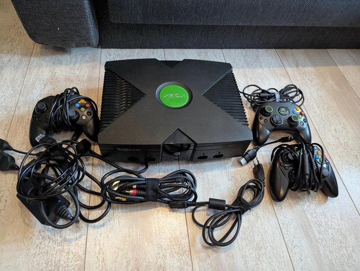 Original Xbox met 3 controllers, Spelcomputers en Games, Spelcomputers | Xbox Original, Gebruikt, Met 2 controllers, Met games