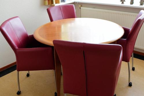 Mooie leren stoelen met nieuwe wieltjes. 4 Stuks., Huis en Inrichting, Stoelen, Zo goed als nieuw, Vier, Leer, Rood, Ophalen