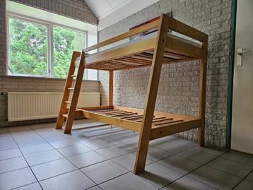 Stevig houten stapelbed beschikbaar voor biedingen