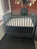 Donkergrijze box met matras, Kinderen en Baby's, Boxen, Ophalen, Zo goed als nieuw, Vierkant, Lade