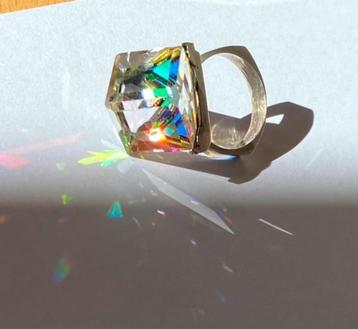 Mooie 925 Zilveren ring met grote prachtige geslepen kristal beschikbaar voor biedingen