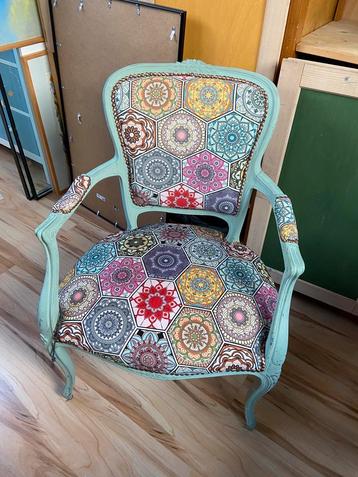 Vrolijke stoel beschikbaar voor biedingen