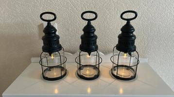 2 leuke batterij lampen, (1 verkocht) zwart metaal met glas. beschikbaar voor biedingen