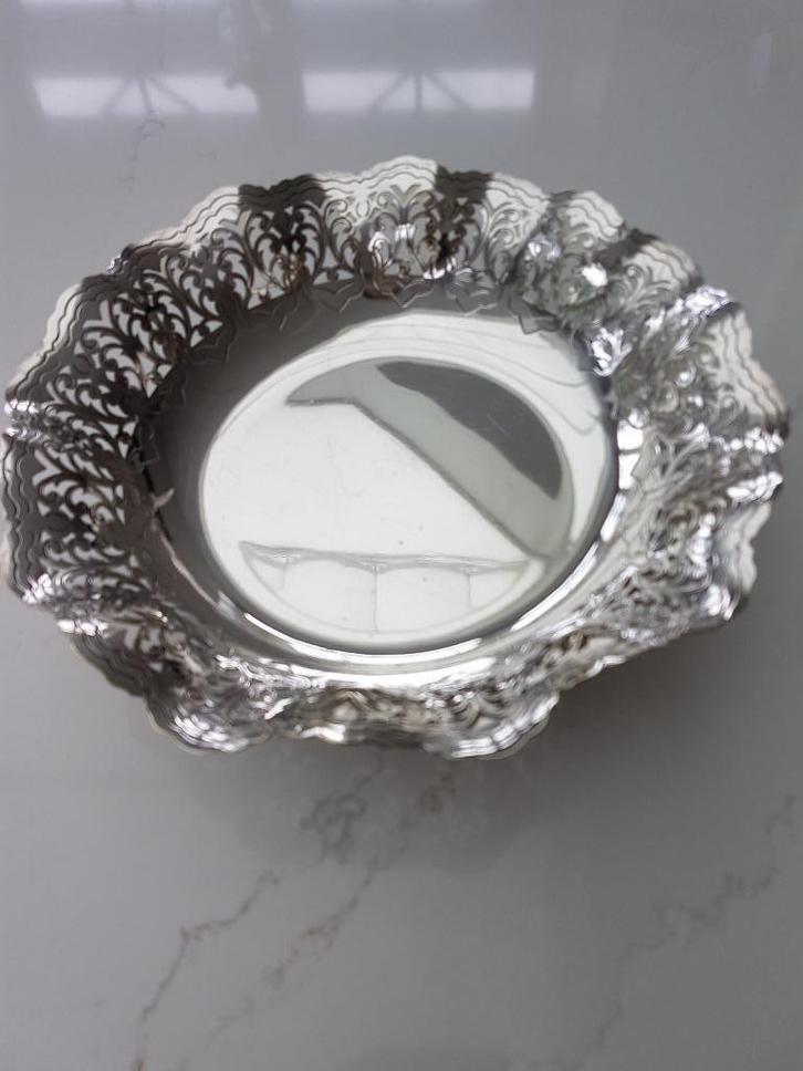 VERZILVERDE SCHAAL MET UITGEWERKTE RAND, Antiek en Kunst, Antiek | Overige Antiek, Ophalen of Verzenden