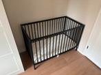 Baby Ledikant Zwart + matras, Ophalen, Zo goed als nieuw, Minder dan 140 cm, Minder dan 70 cm