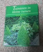 Tuinieren in kleine tuinen van Lance Hattatt, Boeken, Wonen en Tuinieren, Ophalen of Verzenden, Gelezen, Tuinontwerpen