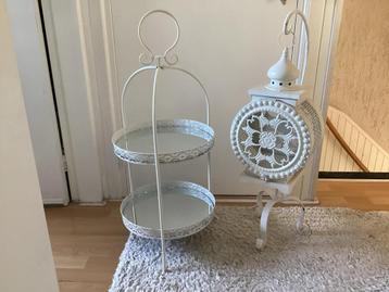 Lantaarn en etagère beschikbaar voor biedingen