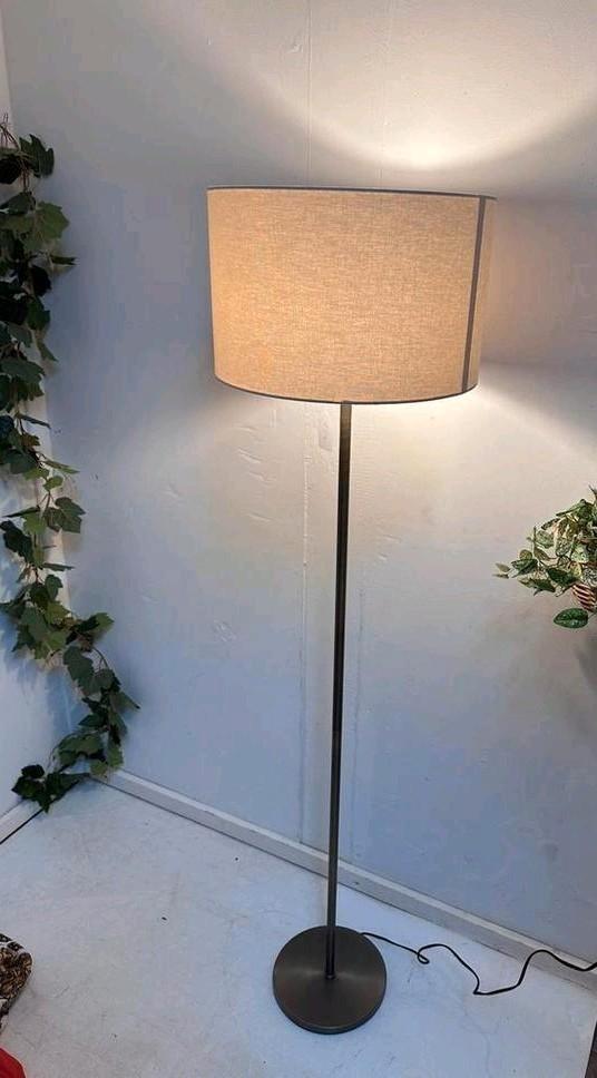 Vloerlamp sfeerlamp ronde witte kap messing stalamp, Huis en Inrichting, Lampen | Vloerlampen, Zo goed als nieuw, 150 tot 200 cm