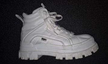 Witte Buffalos maat 42 beschikbaar voor biedingen