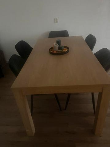 Eettafel  beschikbaar voor biedingen