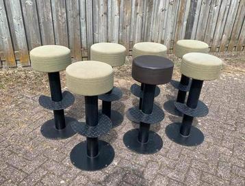Zware metalen vintage barkrukken beschikbaar voor biedingen