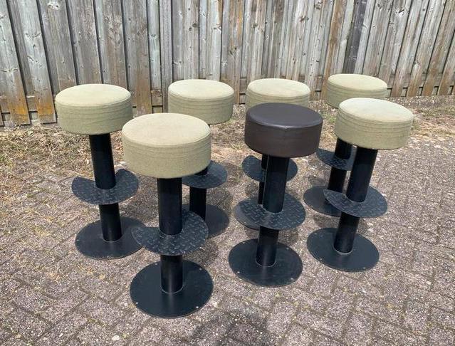 Zware metalen vintage barkrukken, Huis en Inrichting, Barkrukken, Gebruikt, 60 tot 90 cm, Leer, Metaal, 5 krukken of meer, Met voetsteun