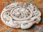 Mooi antiek Chinees jade amulet met een fabeldier 6,8 cm.