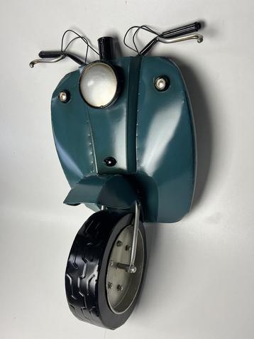 Metalen scooter in 3D voor aan de wand in het blauw beschikbaar voor biedingen