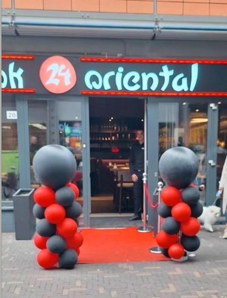 Compleet te huur! Rode loper, 4 afzetpalen, 2 pilaren, Hobby en Vrije tijd, Feestartikelen, Zo goed als nieuw, Versiering, Geboorte of Huwelijk