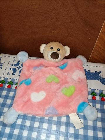 Beer knuffeldoekje roze met gekleurde hartjes beschikbaar voor biedingen