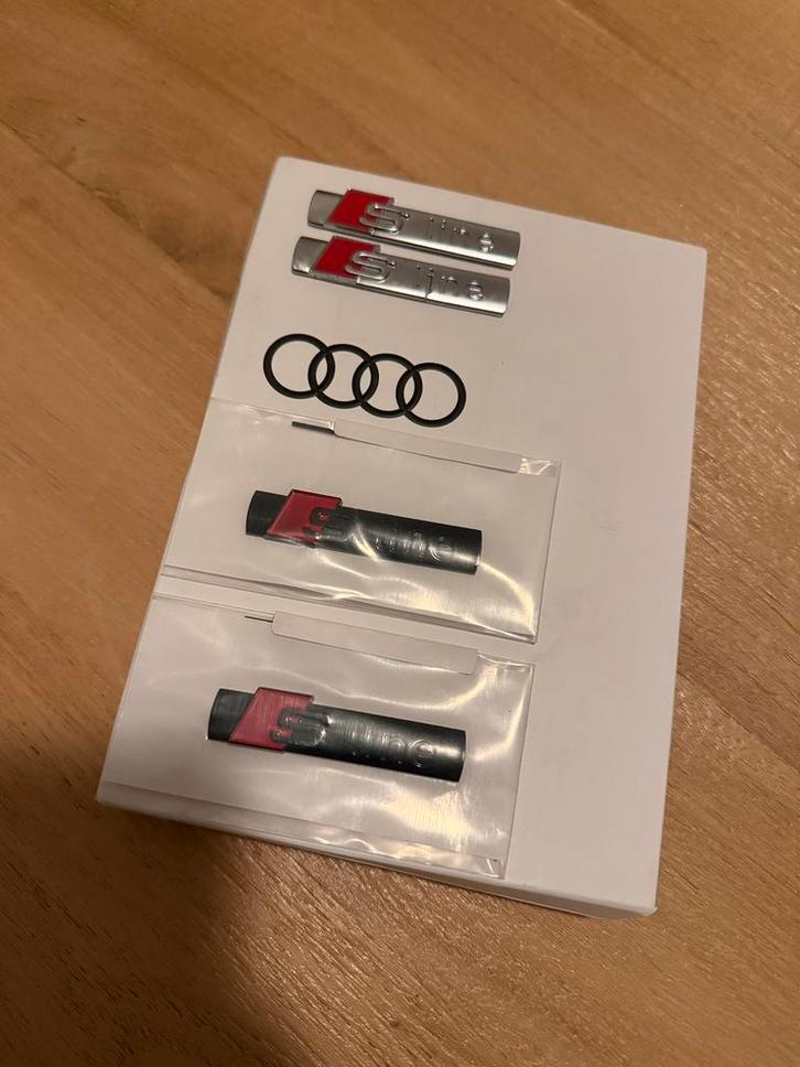Audi S-line badge / logo hoogglans zwart, Auto diversen, Autostickers, Ophalen of Verzenden