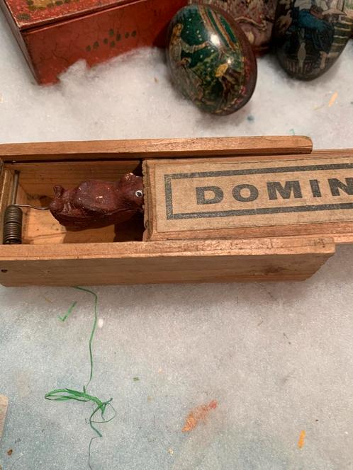 Antiek speelgoed domino met verstopte beer joke box, Antiek en Kunst, Antiek | Speelgoed, Ophalen of Verzenden
