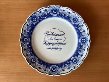 Wandbord Delft Holland ‘Van het concert des levens … ‘ beschikbaar voor biedingen
