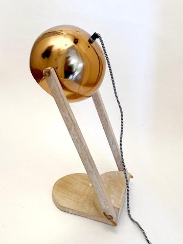 Tafellamp hout met koperkleurige metalen kap beschikbaar voor biedingen