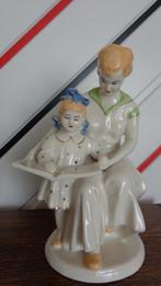 Antiek porseleinen beeldje Het Eerste boek Rusland USSR 1950, Antiek en Kunst, Ophalen