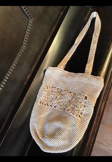 Een klein handtasje, gehaakt, + binnenvoering, crème / beige beschikbaar voor biedingen