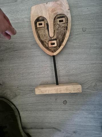 hout deco hoofd gezicht op standaard beschikbaar voor biedingen